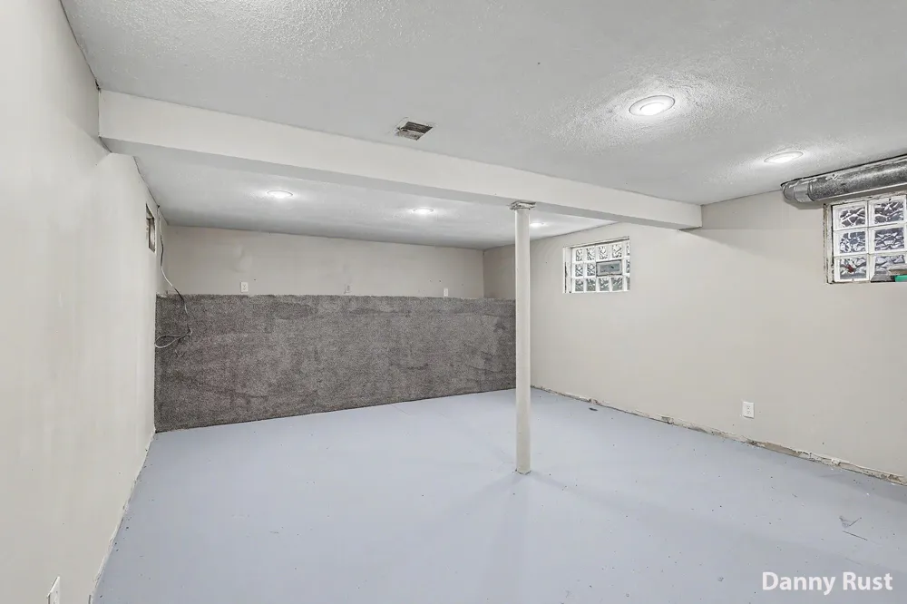 691 E Isabella Avenue Muskegon, MI 49442