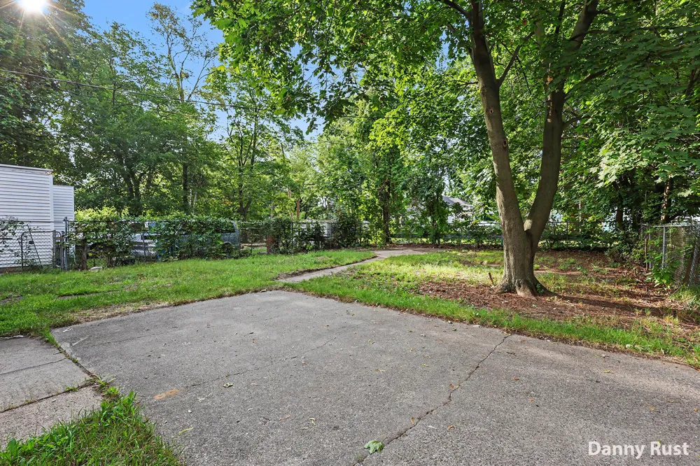 691 E Isabella Avenue Muskegon, MI 49442