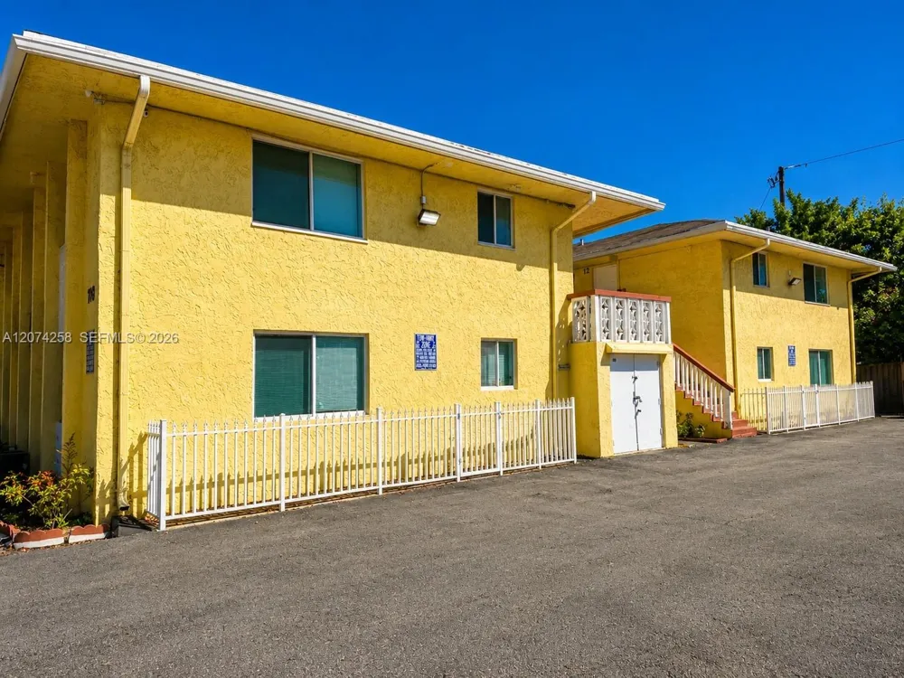 724 NE 4th St #3 Hallandale Beach, FL 33009