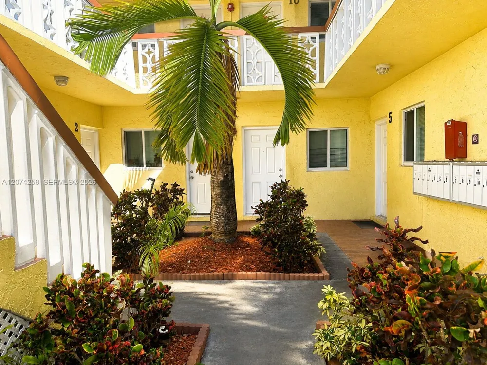724 NE 4th St #3 Hallandale Beach, FL 33009