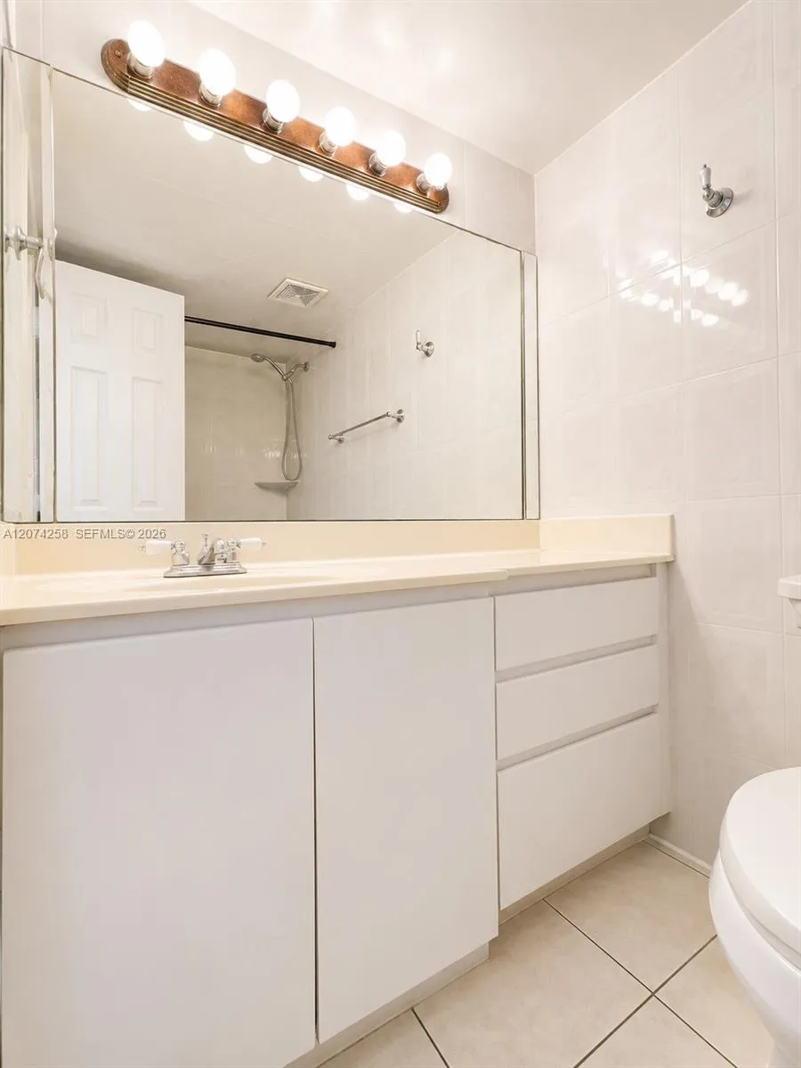 724 NE 4th St #3 Hallandale Beach, FL 33009
