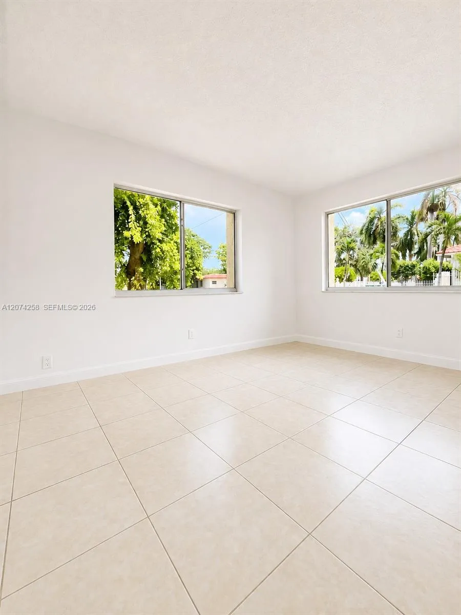 724 NE 4th St #3 Hallandale Beach, FL 33009
