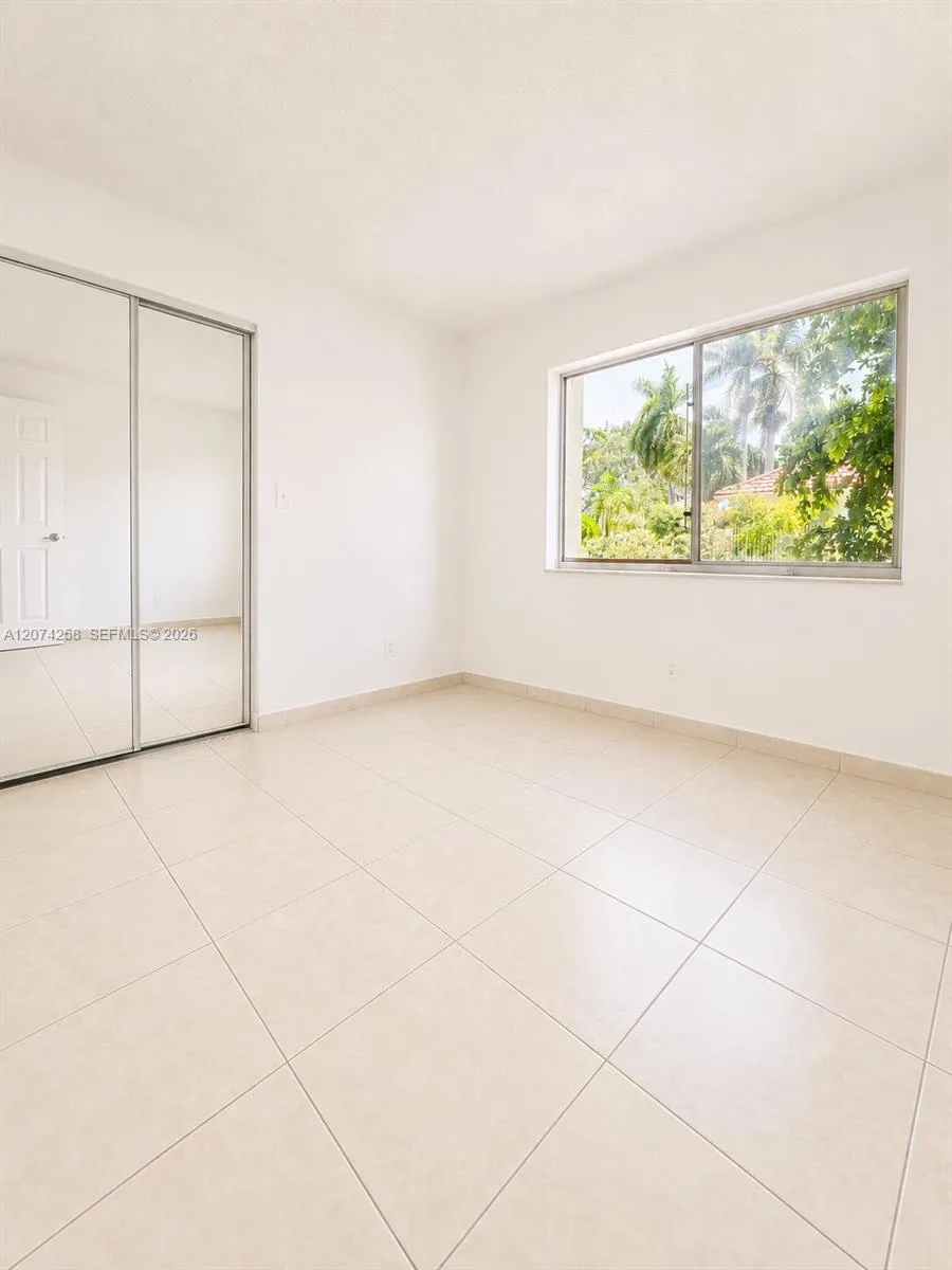 724 NE 4th St #3 Hallandale Beach, FL 33009