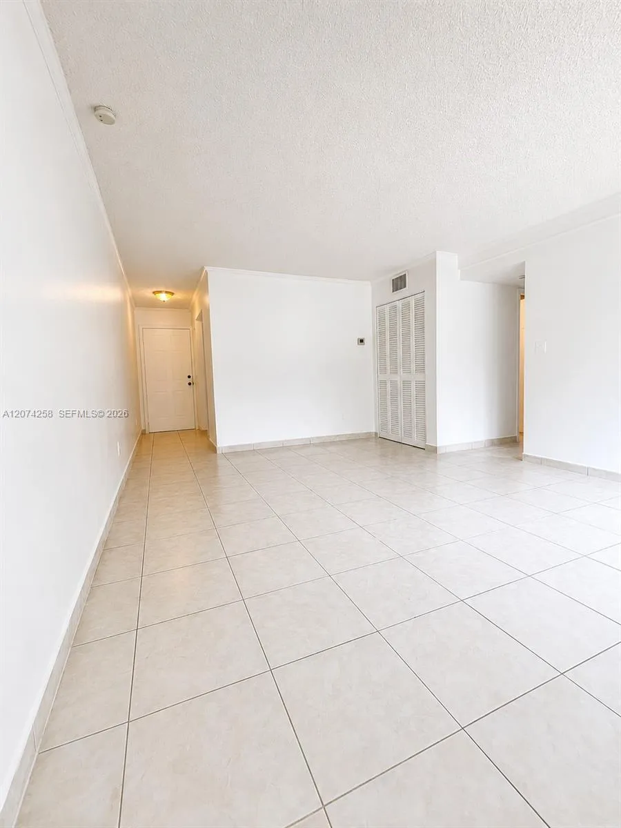 724 NE 4th St #3 Hallandale Beach, FL 33009