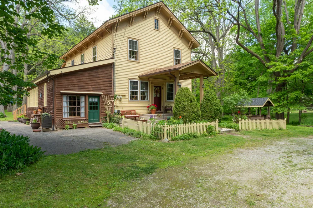 8425 Parshallville Road Fenton, MI 48430