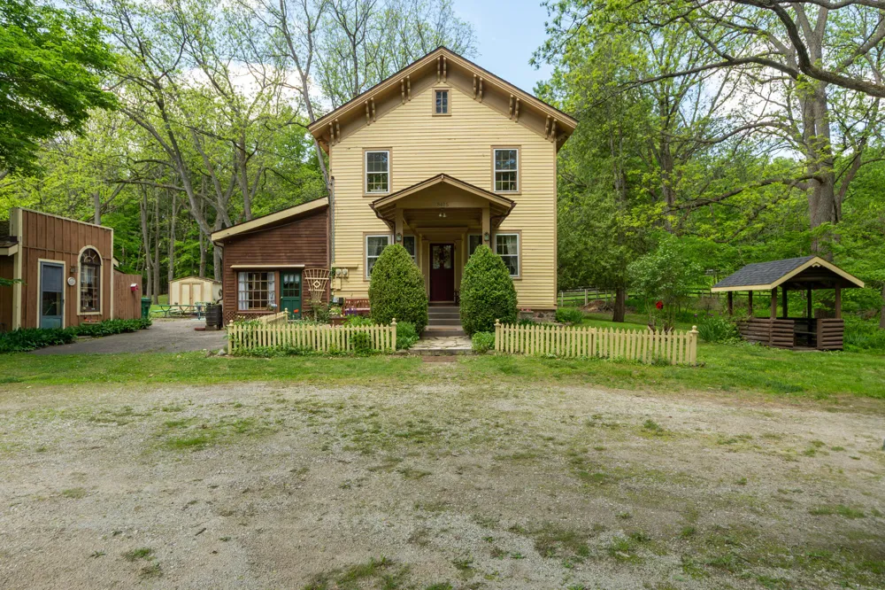 8425 Parshallville Road Fenton, MI 48430