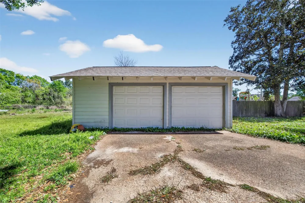 614 Pine Circle Seabrook, TX 77586