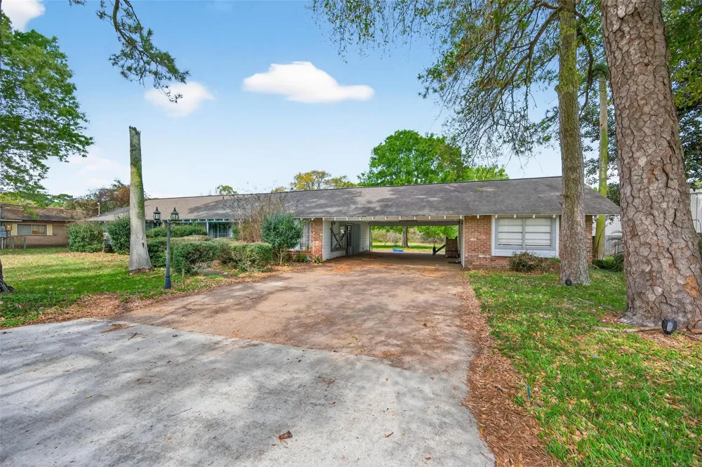 614 Pine Circle Seabrook, TX 77586
