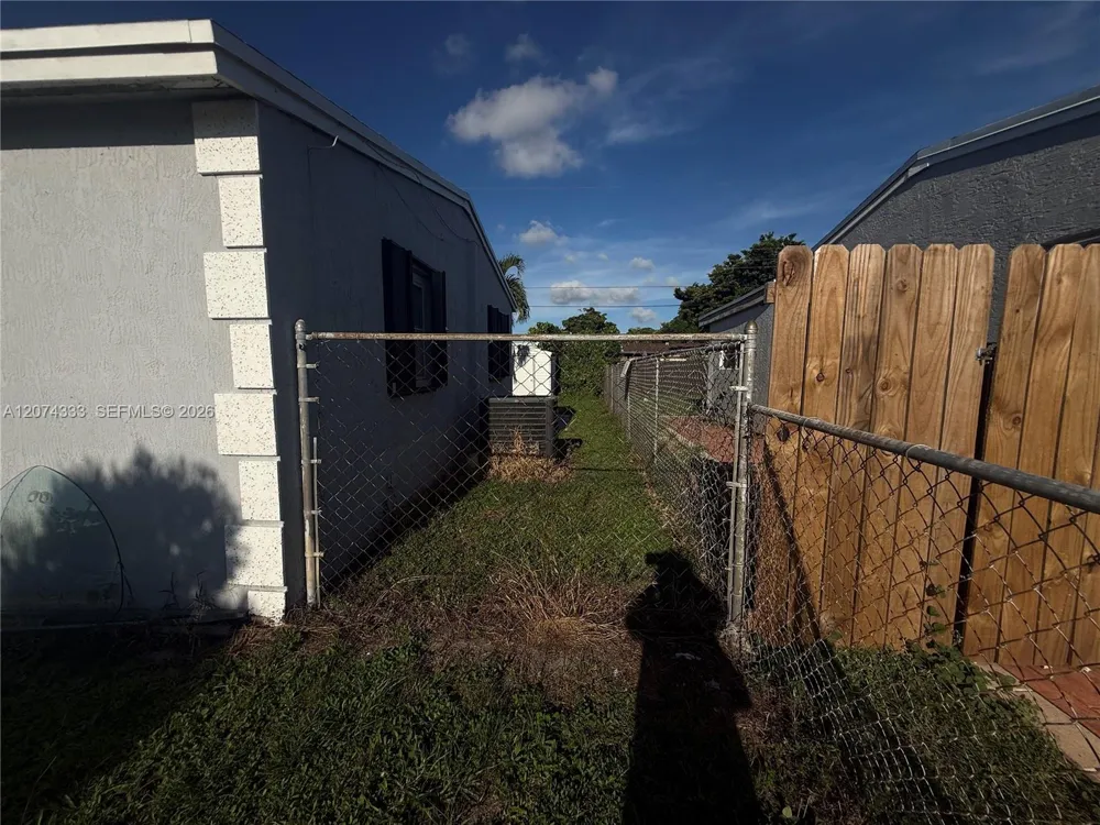 1201 70th Way Hollywood, FL 33024