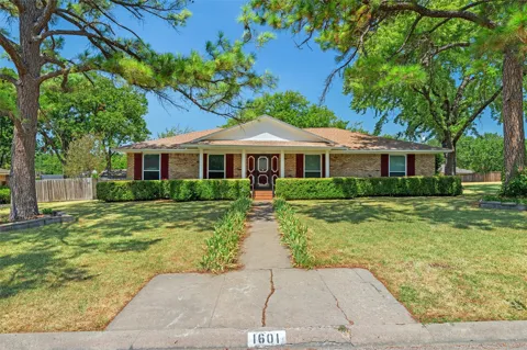 1601 Dakota Drive
