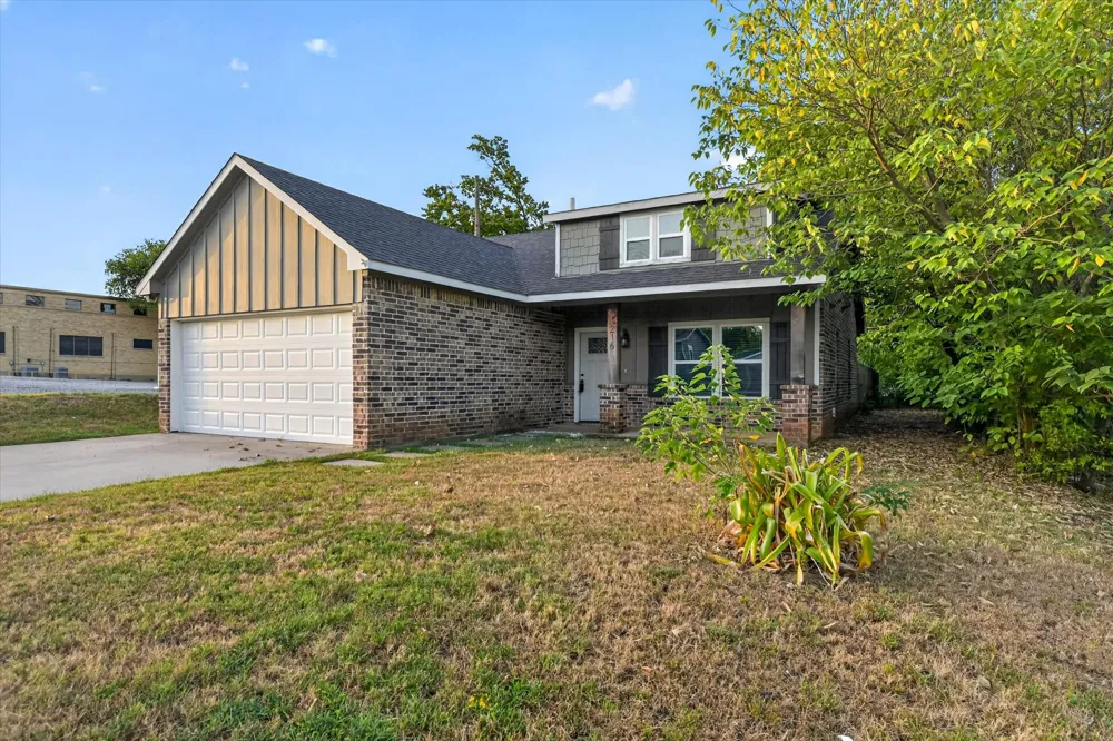 1216 W Nelson Street Denison, TX 75020