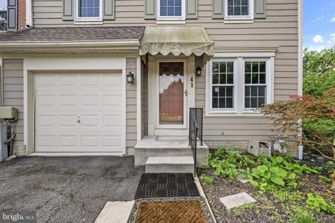 41 ROSLAND COURT