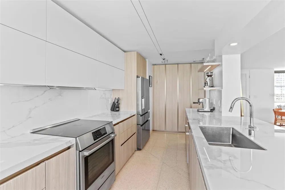 70 KINGS COURT #17C San Juan, PR 00911