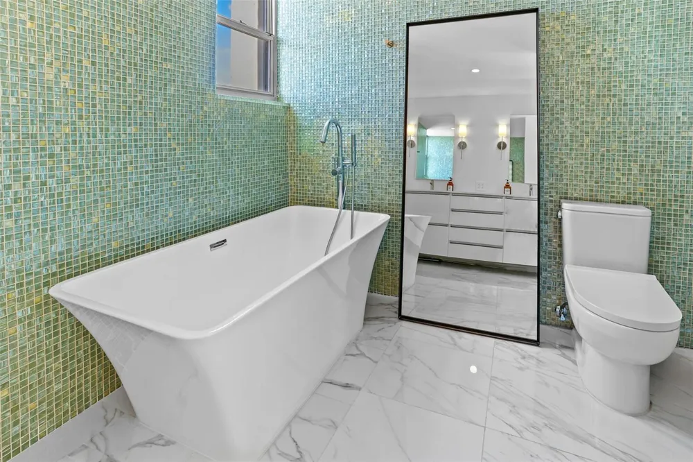 70 KINGS COURT #17C San Juan, PR 00911