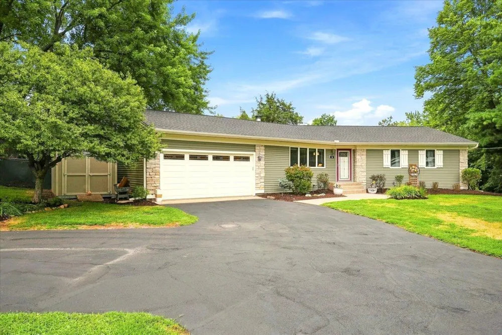 57 Quamwell Avenue S Lakeland, MN 55043