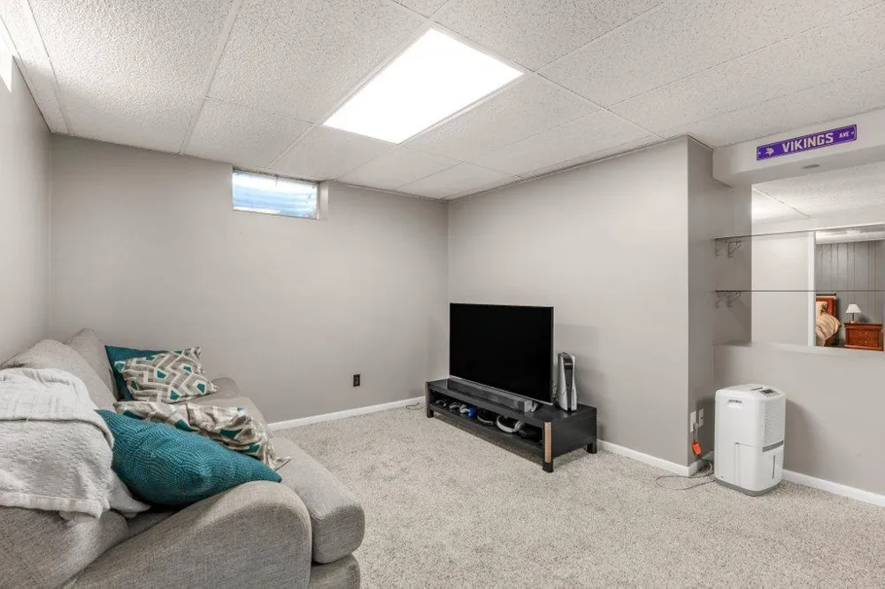 727 Tanglewood Drive Shoreview, MN 55126