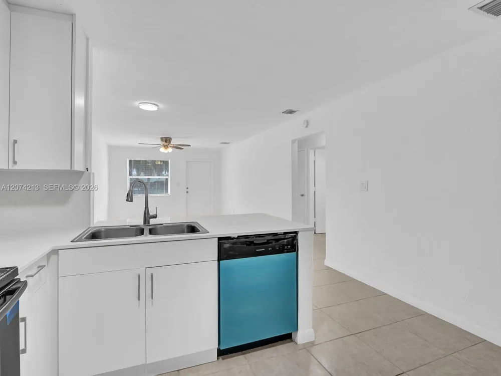 241 NW 40th St #3 Oakland Park, FL 33309