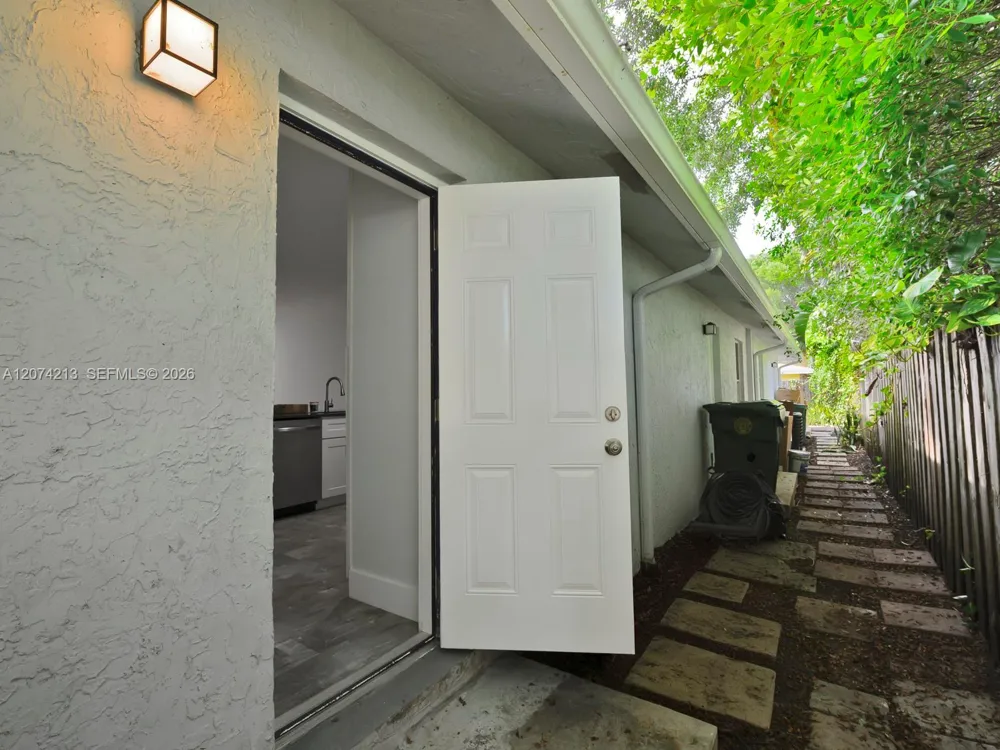 241 NW 40th St #3 Oakland Park, FL 33309