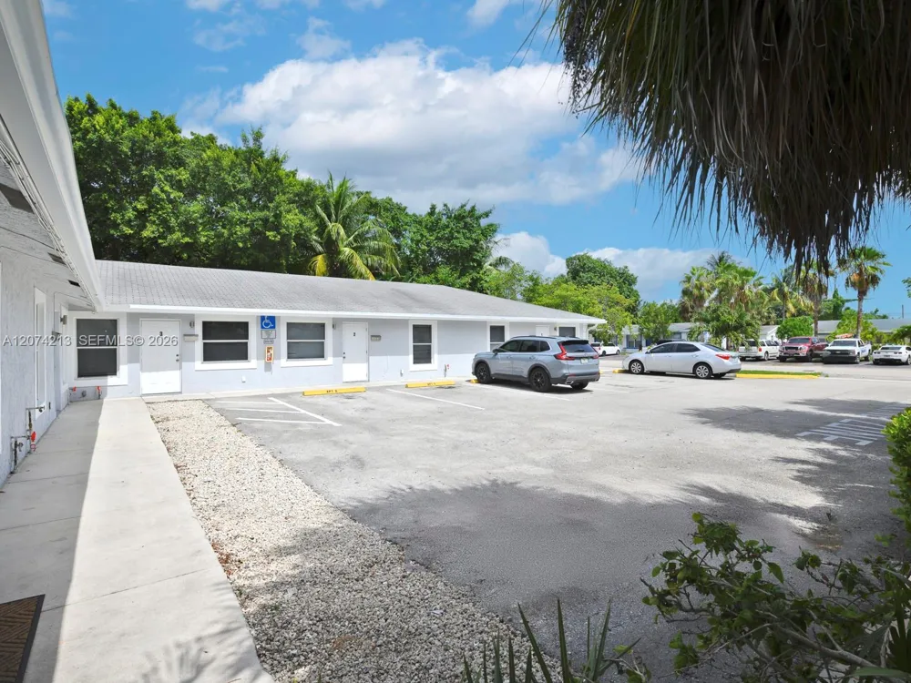 241 NW 40th St #3 Oakland Park, FL 33309