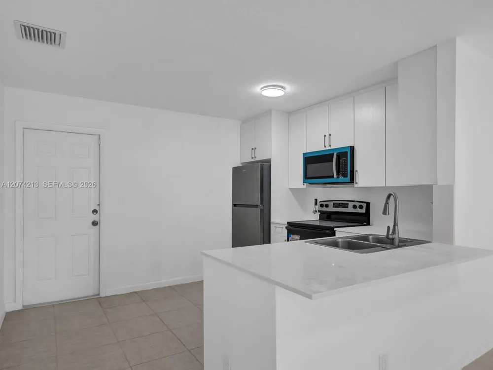 241 NW 40th St #3 Oakland Park, FL 33309