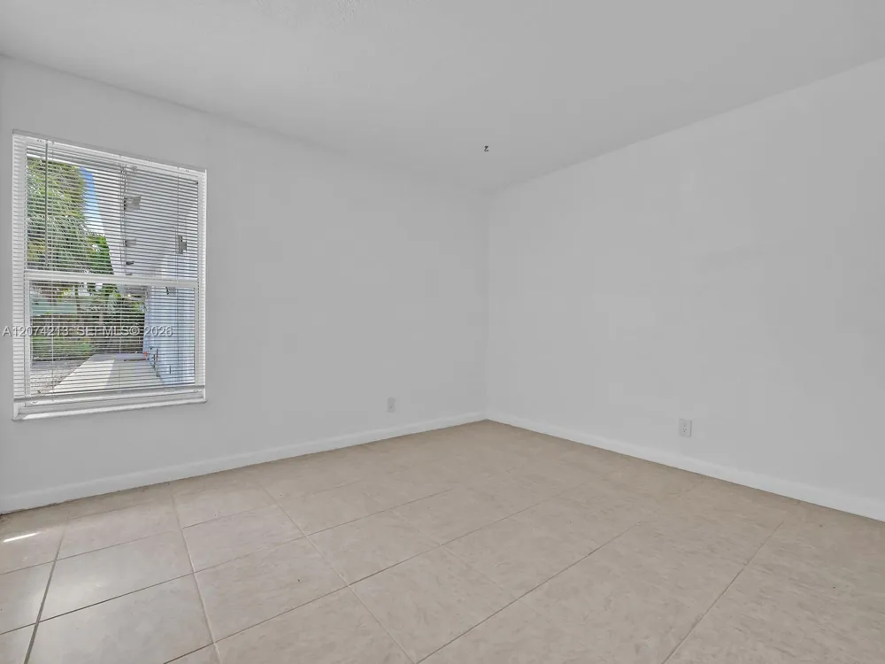 241 NW 40th St #3 Oakland Park, FL 33309