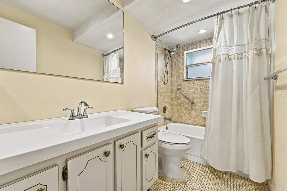 9801 Sunrise Lakes Boulevard #208 Sunrise, FL 33322