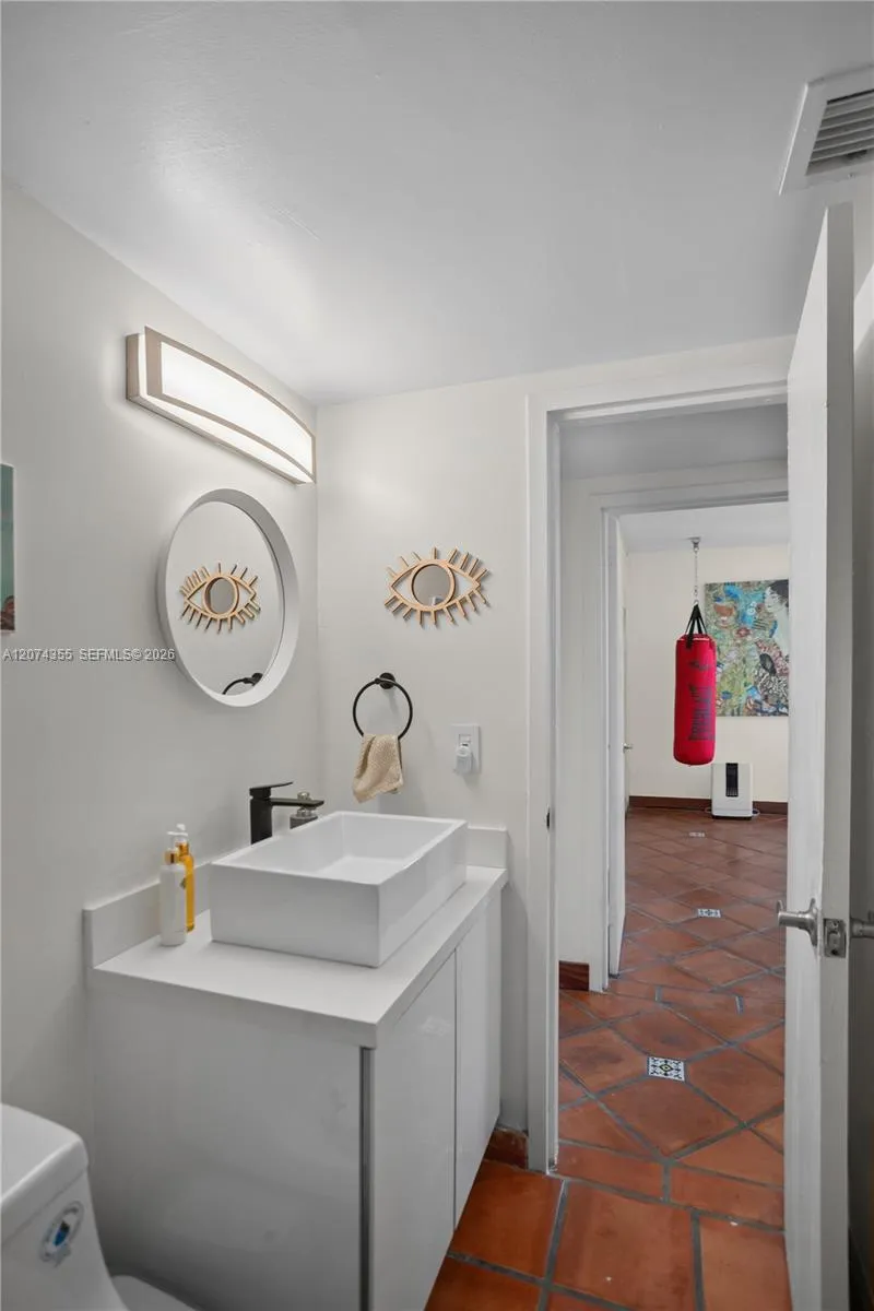 2350 NE 135th St #1204 North Miami, FL 33181