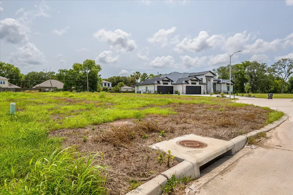 1618 Crown Oaks Court Pearland, TX 77581