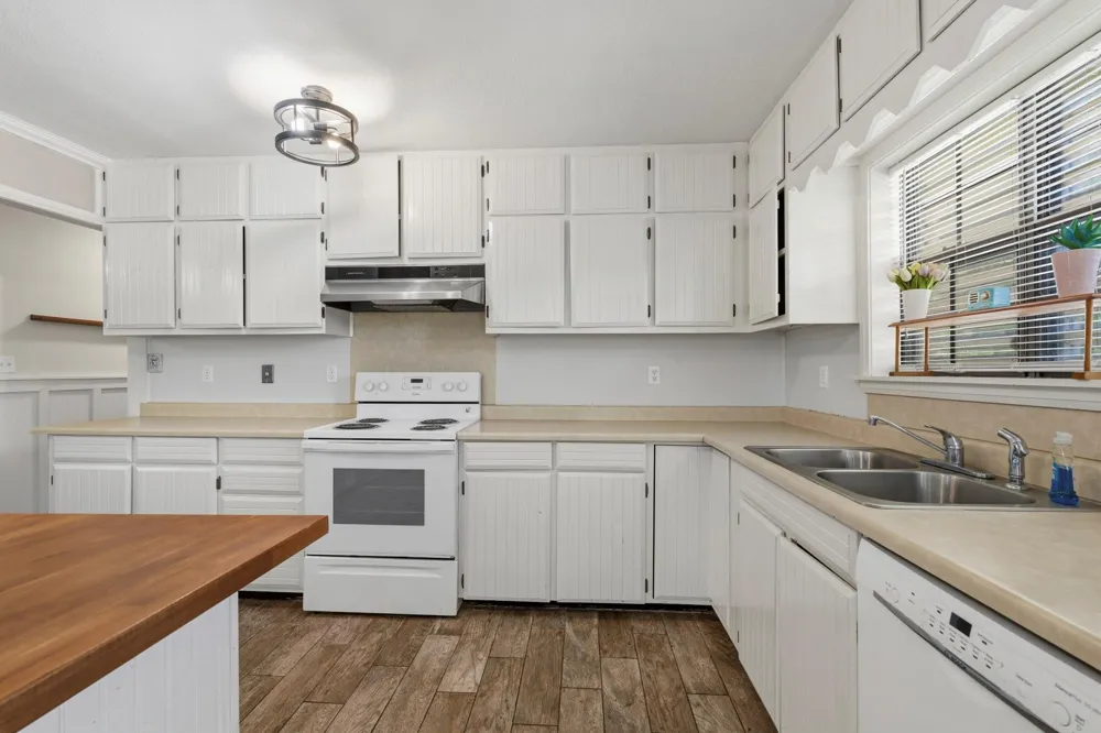 16101 Bluebird Street Santa Fe, TX 77517