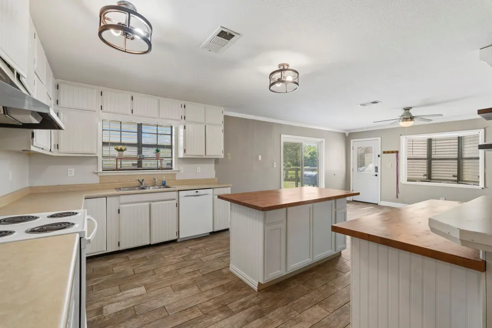 16101 Bluebird Street Santa Fe, TX 77517