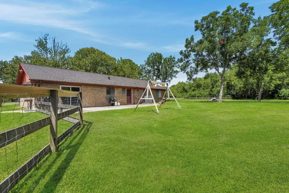 16101 Bluebird Street Santa Fe, TX 77517