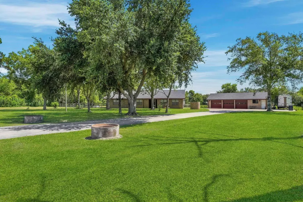 16101 Bluebird Street Santa Fe, TX 77517
