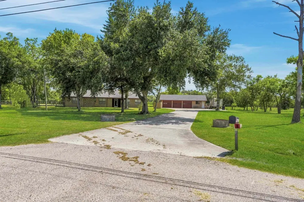 16101 Bluebird Street Santa Fe, TX 77517