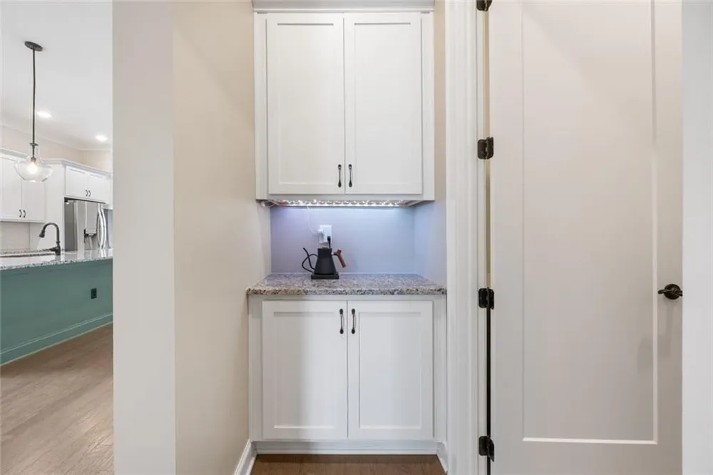 6853 River Rock Drive Flowery Branch, GA 30542