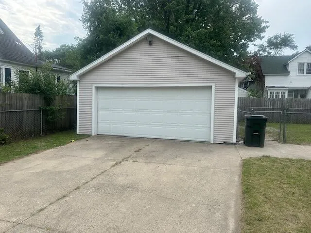283 W Forest Avenue Muskegon, MI 49441