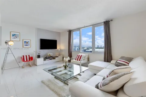 2301 collins ave #931