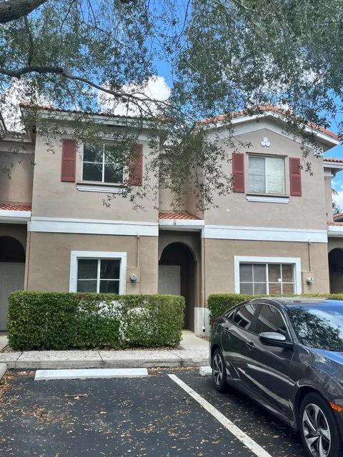 4414 WOODLAND CIRCLE