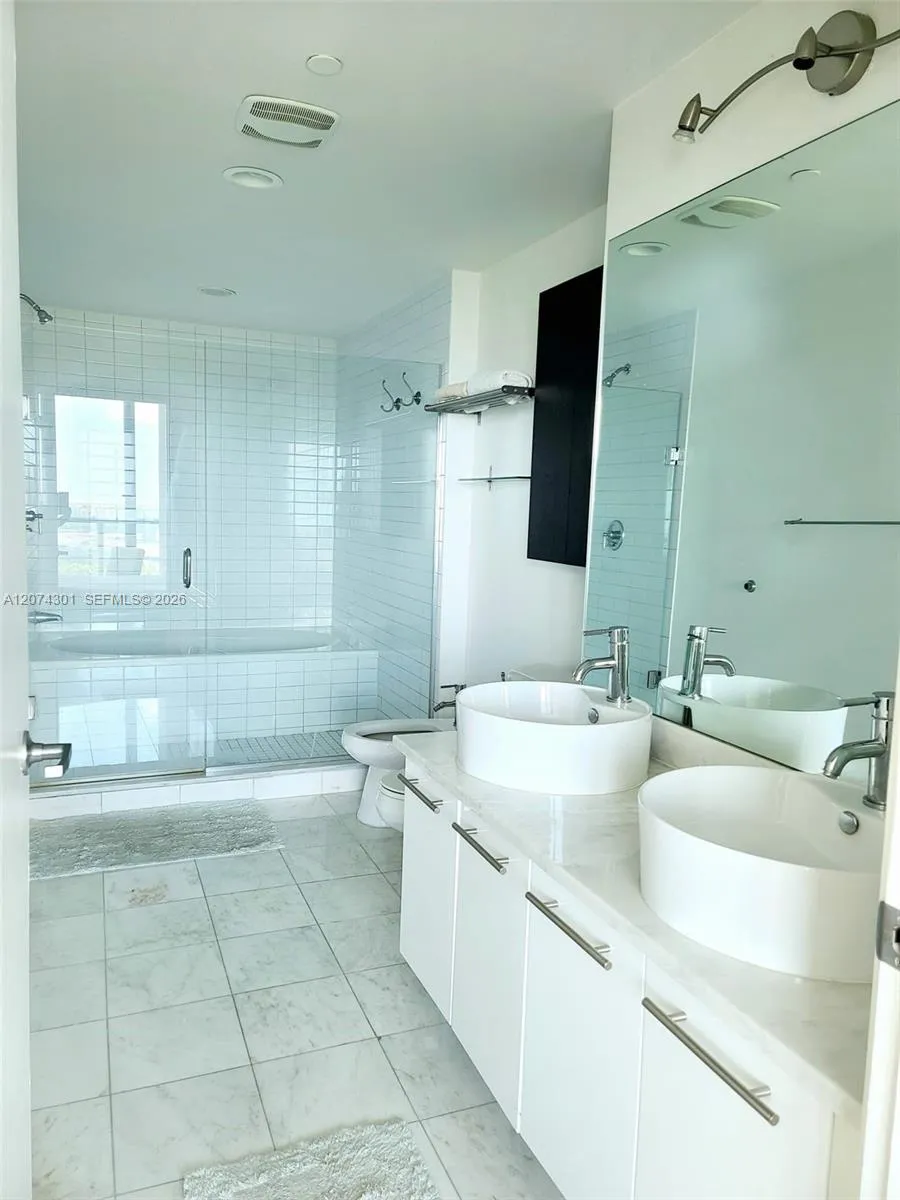 888 Biscayne Blvd #1610 Miami, FL 33132
