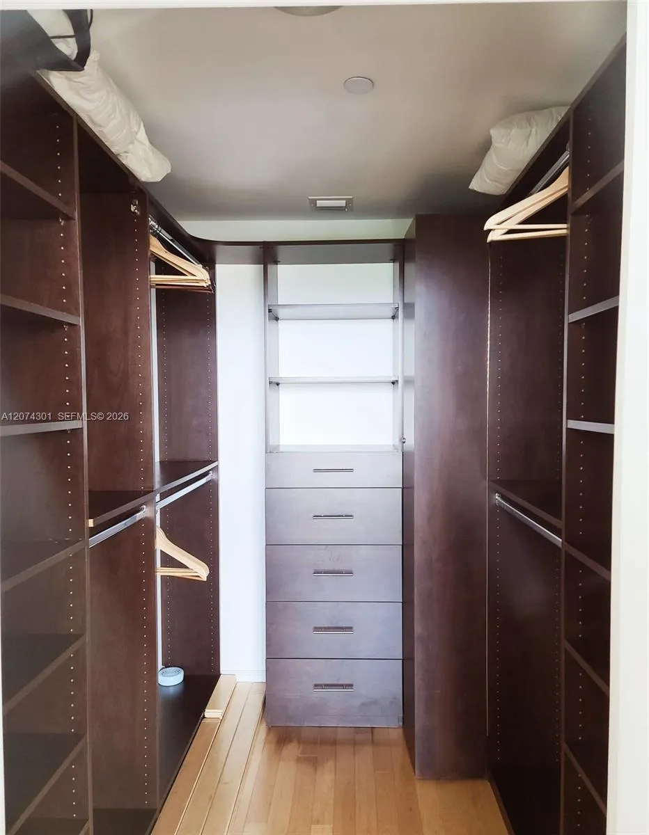 888 Biscayne Blvd #1610 Miami, FL 33132