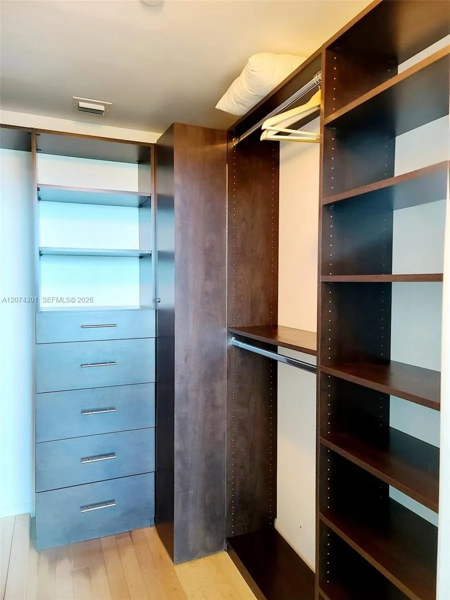 888 Biscayne Blvd #1610 Miami, FL 33132