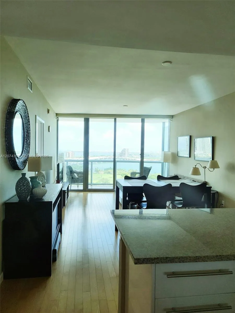 888 Biscayne Blvd #1610 Miami, FL 33132