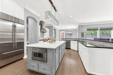 2704 MENDOCINO CIRCLE