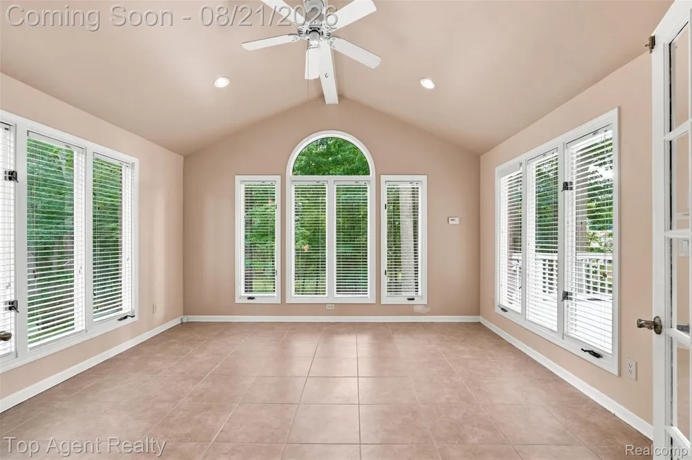 412 Streamview Court Rochester Hills City, MI 48309