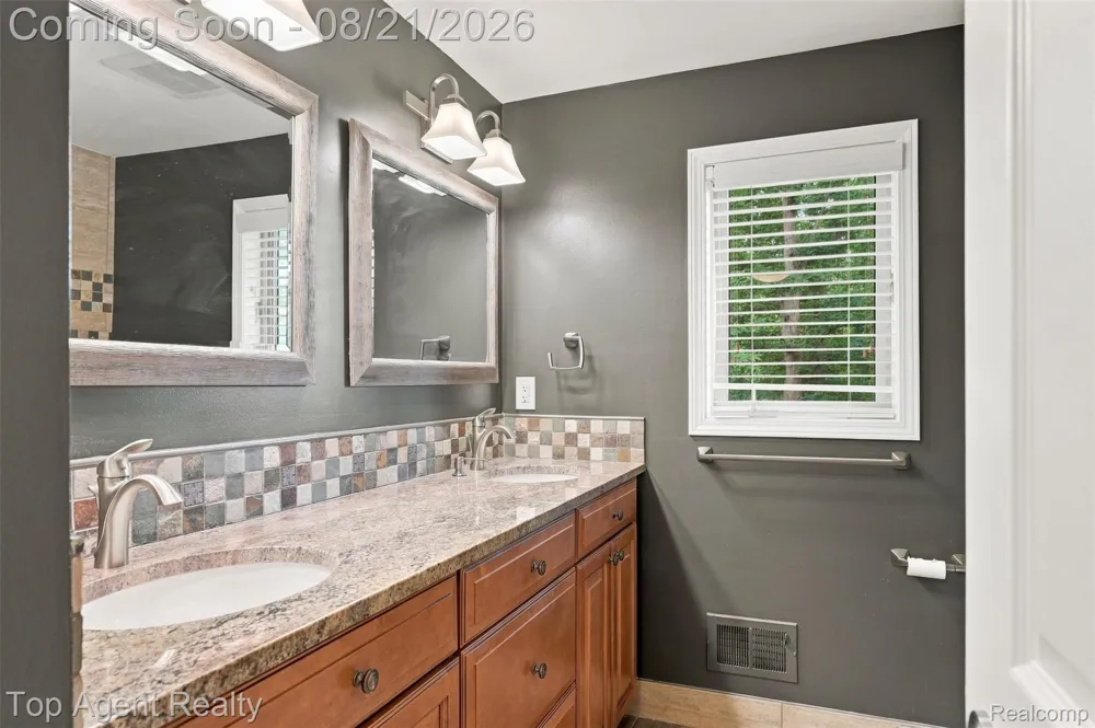 412 Streamview Court Rochester Hills City, MI 48309