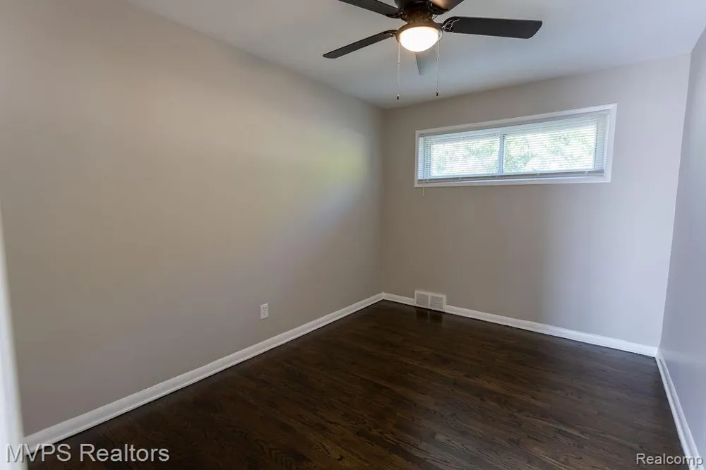 24834 Petersburg Avenue Eastpointe City, MI 48021