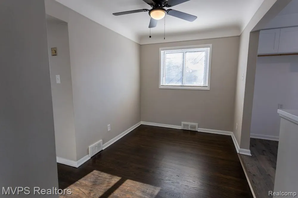 24834 Petersburg Avenue Eastpointe City, MI 48021
