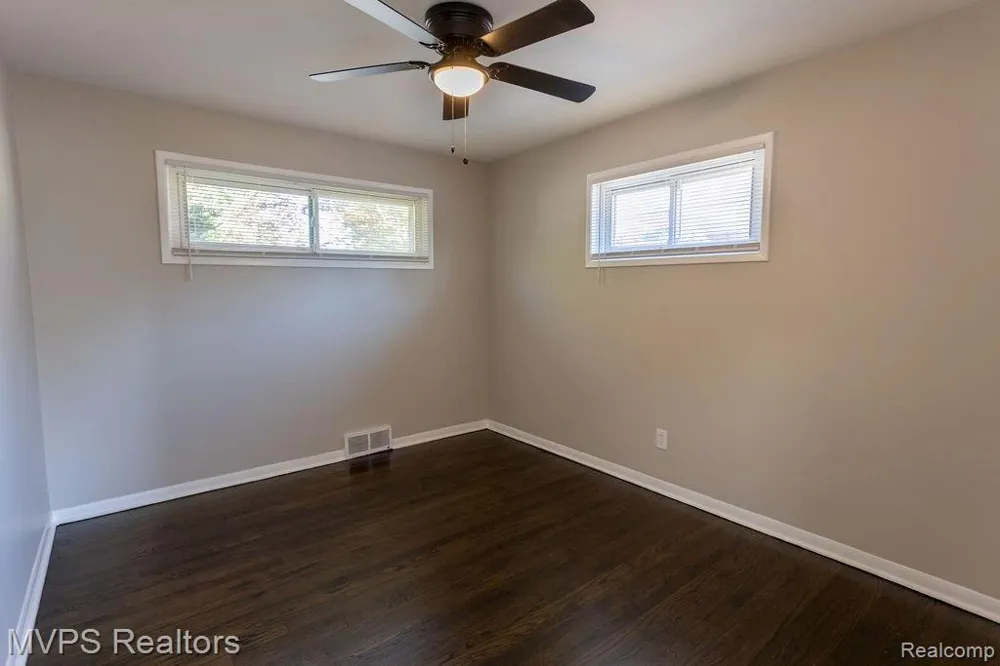 24834 Petersburg Avenue Eastpointe City, MI 48021