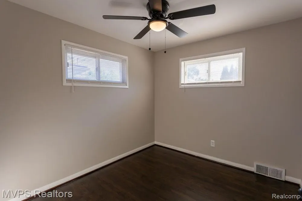 24834 Petersburg Avenue Eastpointe City, MI 48021