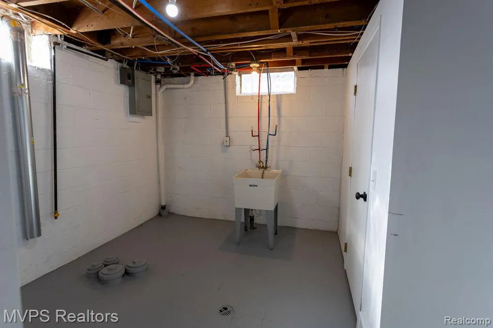 24834 Petersburg Avenue Eastpointe City, MI 48021