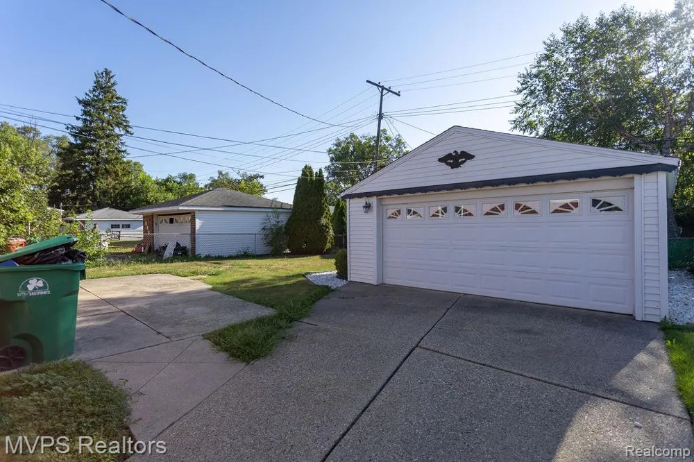 24834 Petersburg Avenue Eastpointe City, MI 48021